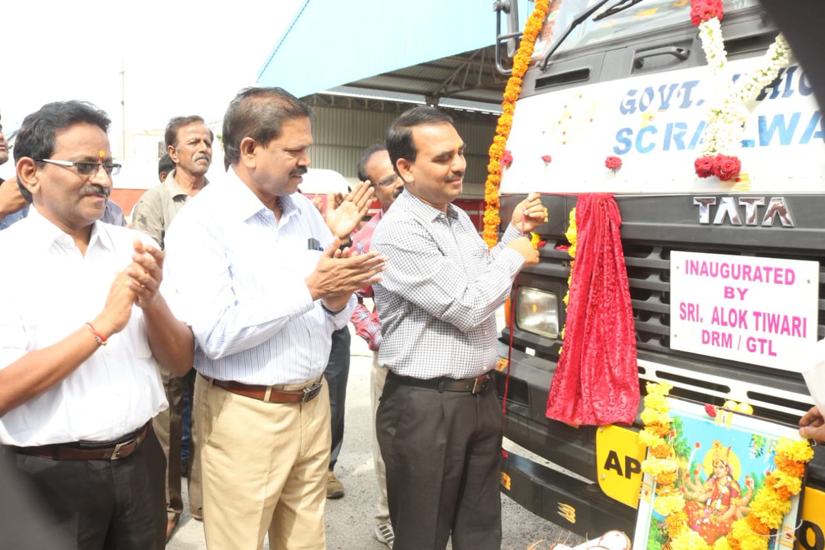 drmgtl's tweet photo. DRM Guntakal Shri ALOK TIWARI, Inspected and Inaugurated Newly Equipped, ROAD MOBILE ACCIDENT RELIEF TRUCK at Guntakal on 09.07.2019 @SCRailwayIndia @PiyushGoyal https://t.co/fNTZCQEVhw