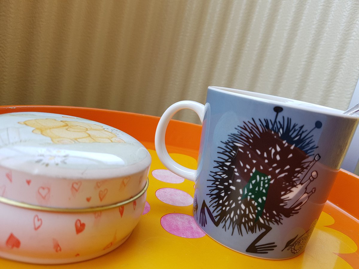 dunkla_rum's tweet photo. Morgonkram ❤
Någon skulle upp extra tidigt,
sen skulle inte någon det.
Grattis till mig.
Nu sitter jag iaf med en mugg te & några kakor härute innan jag måste sätta fart. #hejaoss https://t.co/4x3Cm717EB