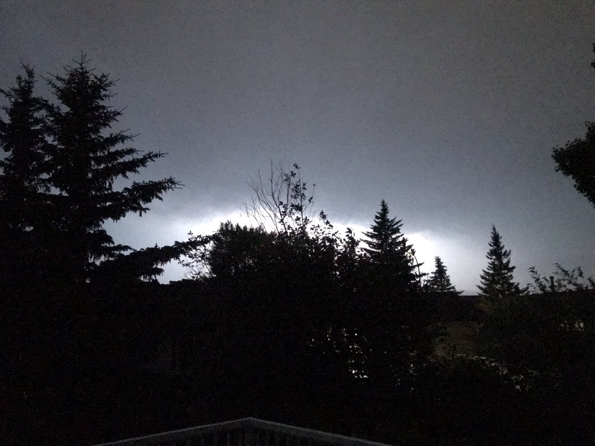 forevercapmem's tweet photo. Coming into Airdrie right now. The light show is amazing. #abstorm #yycstorm https://t.co/kDCGxfWt4E