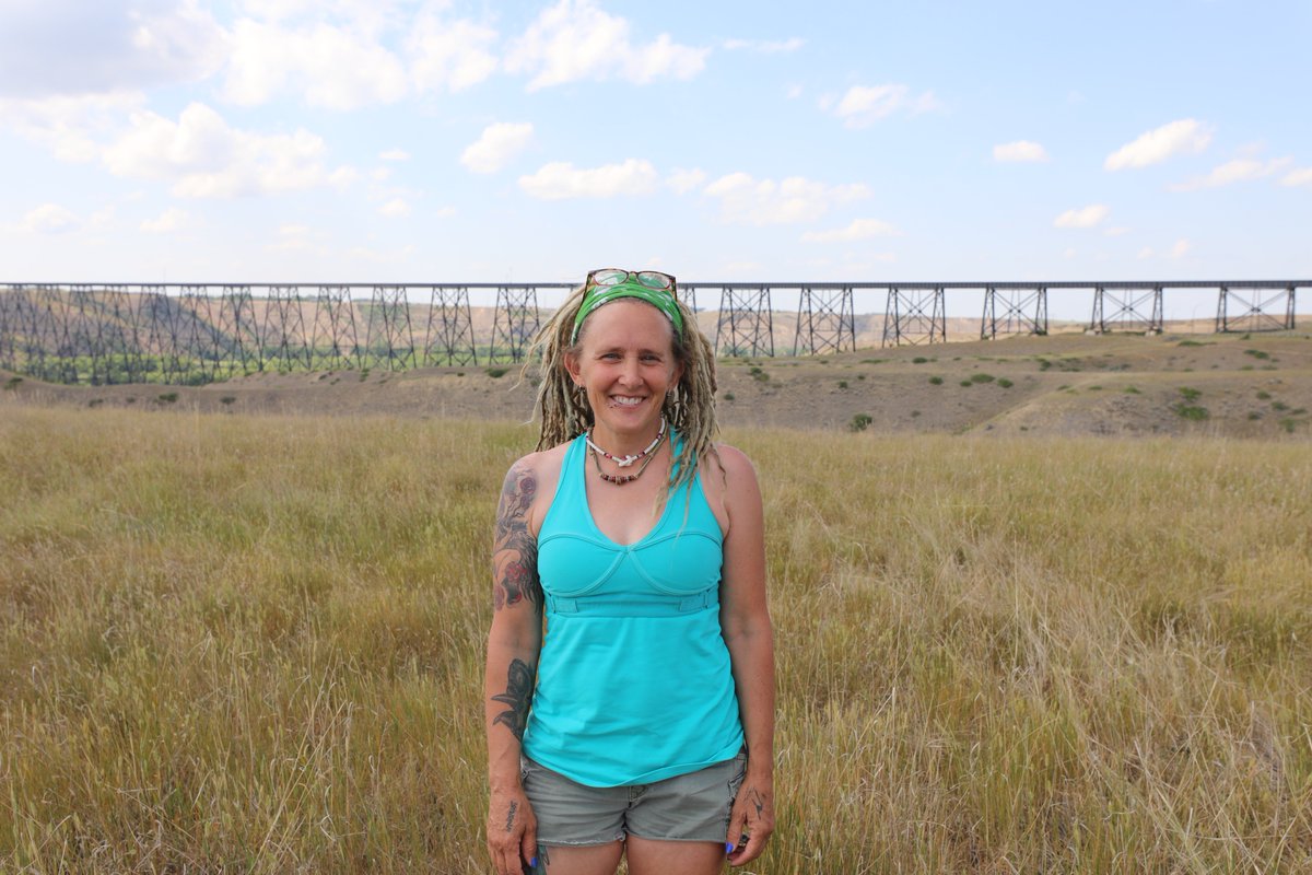 brandyyanchyk's tweet photo. We had glorious weather today filming the famous #dinosaur hunter #WendySloboda in #Lethbridge, #Alberta. We're here making #DinoTrails S2! I just love southern Alberta, the landscape is epic. We're making a #TelusOriginal. #Storyhive #Watchlocal #DinoTrailsFilm #Wendiceratops https://t.co/WsCuqlkAnR