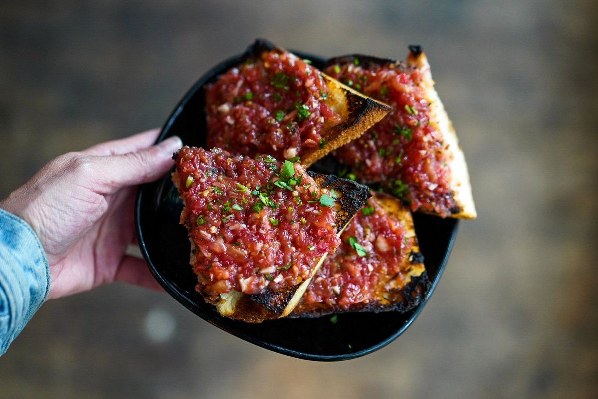 Summertime calls for all the fresh pan con tomate. 🍅🍞😍