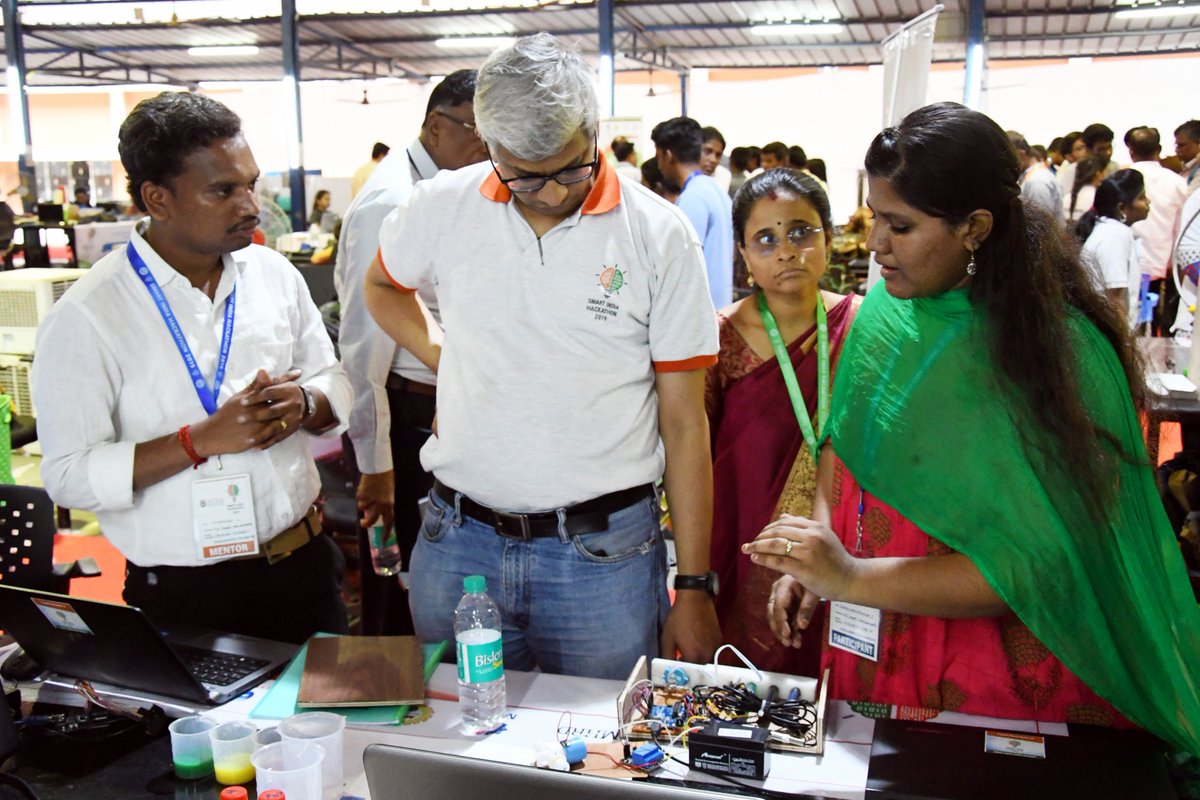 SRIVISSION's tweet photo. Dr.Abhay Jere,Chief Innovation Officer, MHRD's Innovation Cell in #Smart_India_Hackathon at @VT_Univ #SIH2019 #SIH2019HardwareEdition #SIH2019GrandFinale @SIH2019 @innovation @HRDMinistry @Persistentsys @AICTE_INDIA @mhrd_innovation @i4CIndia https://t.co/RDz9qO0d7s @abhayjere