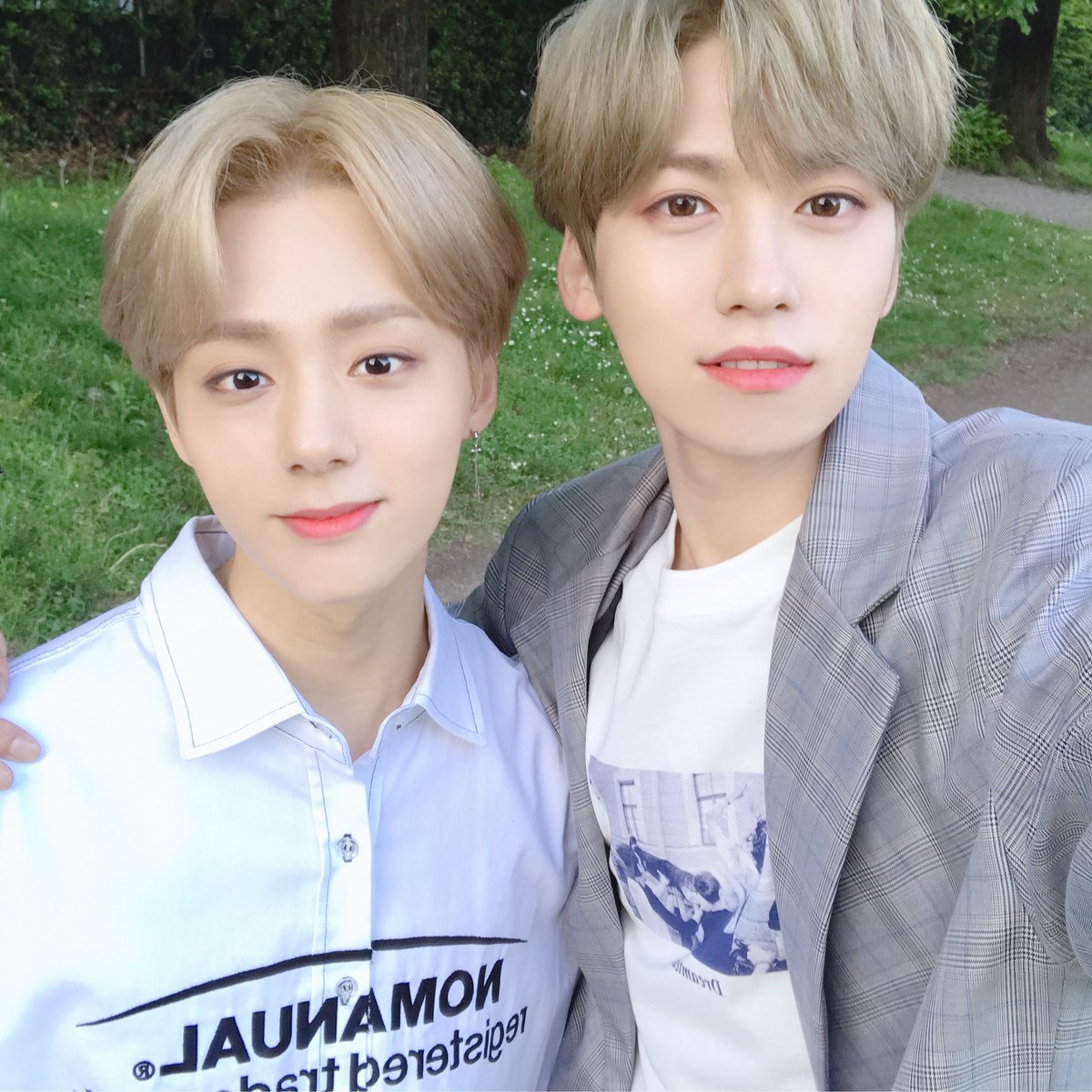 official_ONEUS's tweet photo. [#건희DAY🌱]

웅이랑 산책하면서 !🌿
투문들도 요즘 날씨 좋으니까
기분 좋게 산책 어때요!? https://t.co/b86TFFOtIR