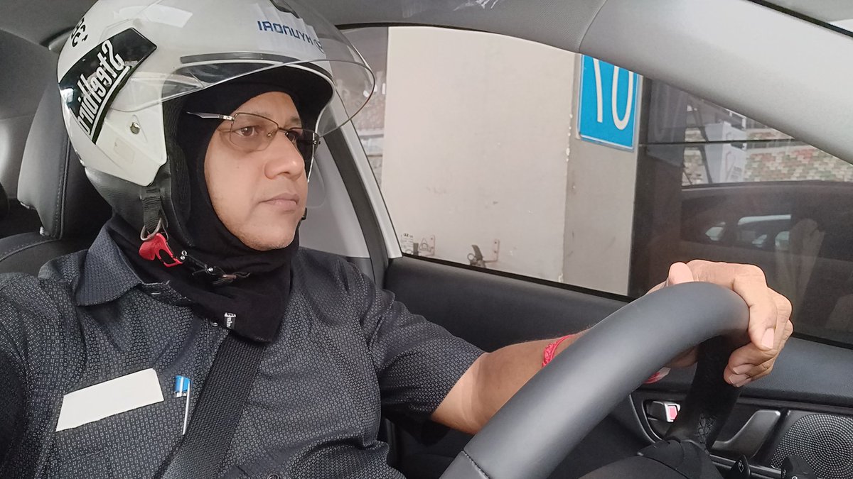 tmurrali's tweet photo. Behind wheel of #KONAElectric car makes me feel that am part of the mission to save the planet. #Driveronly AC, #utility Mode(AC & Music system work without starting car), shift-by-wire drive controls, virtual engine sound are interesting features.
@AutoParts_Asia @HyundaiIndia https://t.co/XDaLwYZqTL