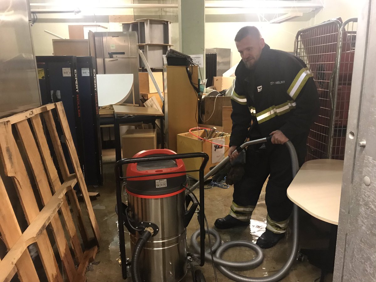 112Furesoe's tweet photo. Det er ikke kun brand og redning, det supplerende Beredskab rykker ud til. Mandag og tirsdag, rykkede vi nemlig ud til vandskader. Mandag havde man brug for vandstøvsuger og svaber i Farum skydeklub, og ligeså, måtte vi endnu en gang rykke ud til vandskade i Bybækhallen tirsdag. https://t.co/QhTFb1eqfu