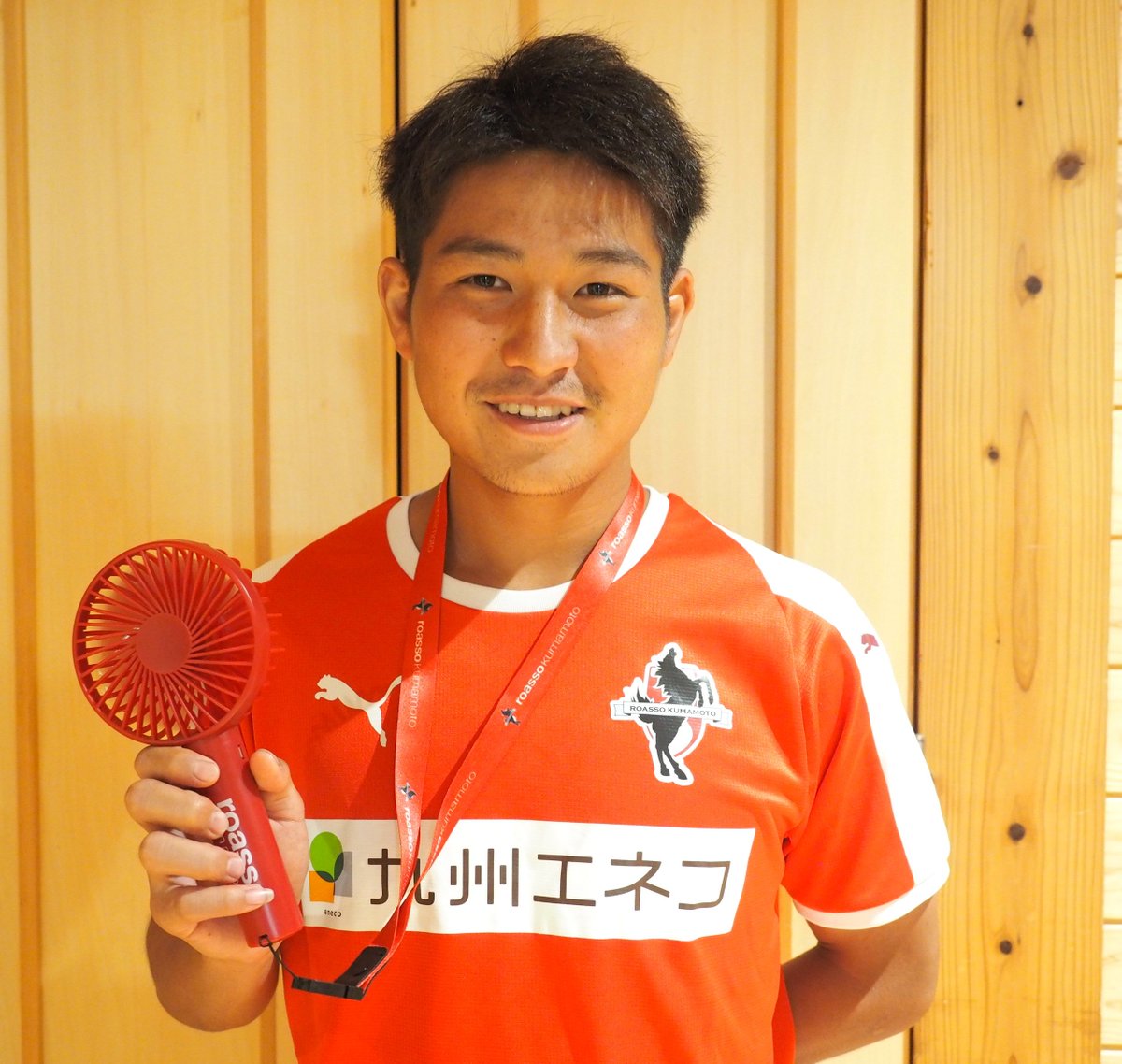 roassoofficial's tweet photo. 【7/14富山���】グッズ情報
⭐新グッズ『ハンディファン』
少しでも涼しく、熱中症対策のひとつになること間違いなし！
【スペック】
・風量調整3段階
・USB充電対応
・最大2時間稼働
・小型スタンド付き
・ネックストラップ付
【サイズ】高さ21.5×幅10.5×厚さ6.5cm
【重量】123g
【特別価格】2,000円 https://t.co/AmfRg9KF4E