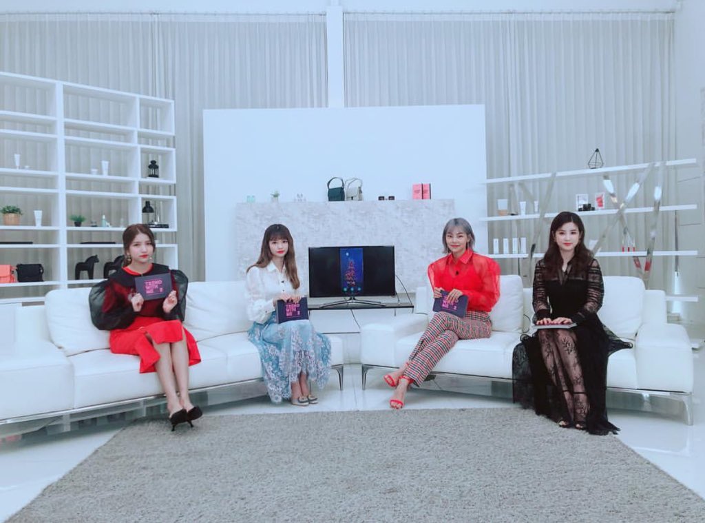 itsmaeharlene's tweet photo. Today is "TweetMe" see you at❣️
7:30PM KST😘
#TrendWithMe #TweetMe #Season2
#하연수 #송해나 #박초롱 #소원
#에이핑크 #여자친구 #아이돌
#APINK #GFRIEND
#CHORONG #SOWON
#유튜브 #라이브 #소통 #KBSJoy💋
credit: @trend___with.me
@GFRDofficial https://t.co/gsi5GRkT8r