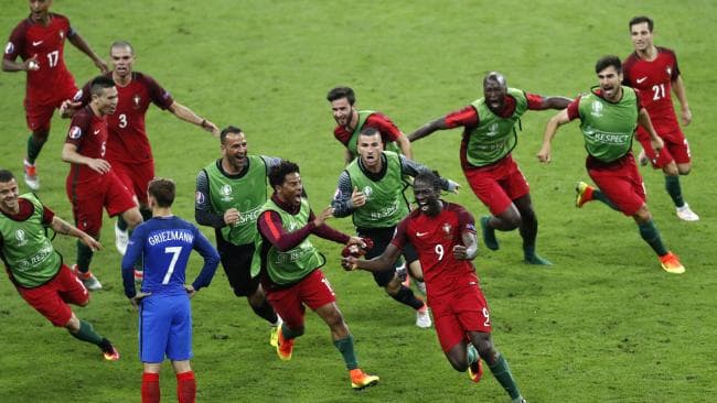 irmaolucia's tweet image. 3 anos desde a vitória de uma equipa mestiça, com gente que não descende da declaração universal de direitos do homem, derrotando os descendentes da revolução francesa na sua própria casa, isto depois de um inassimilável ter despachado a croácia, herdeira plena da cristandade.