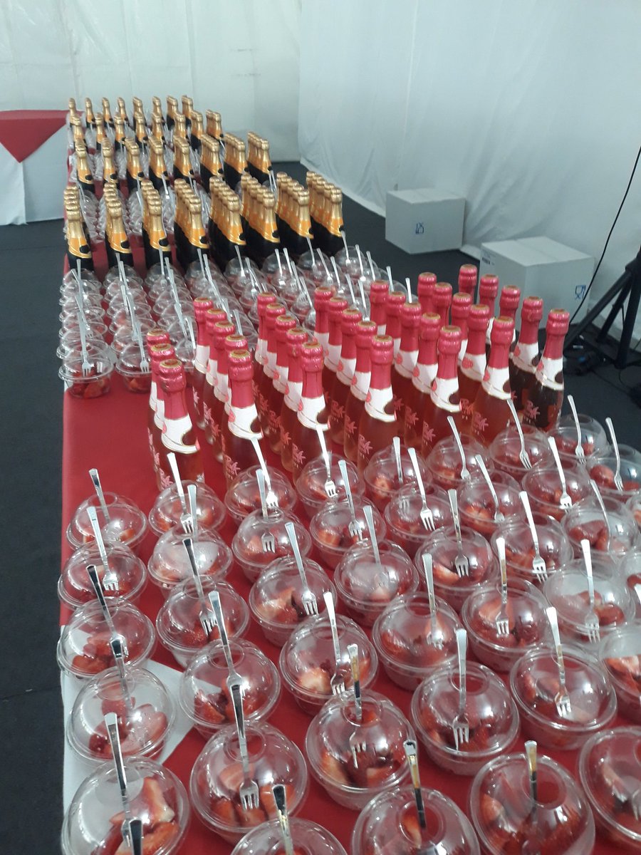Busy busy week at Staffordshire graduation..... 14,000 bottles of Tosti prosecco drank 😀😀🥂🥂
<a href="/BidfoodUK/">Bidfood UK</a> <a href="/Staff_Uni_Food/">Staffs Uni Catering</a> #Graduation2019 <a href="/unity/">Unity</a>