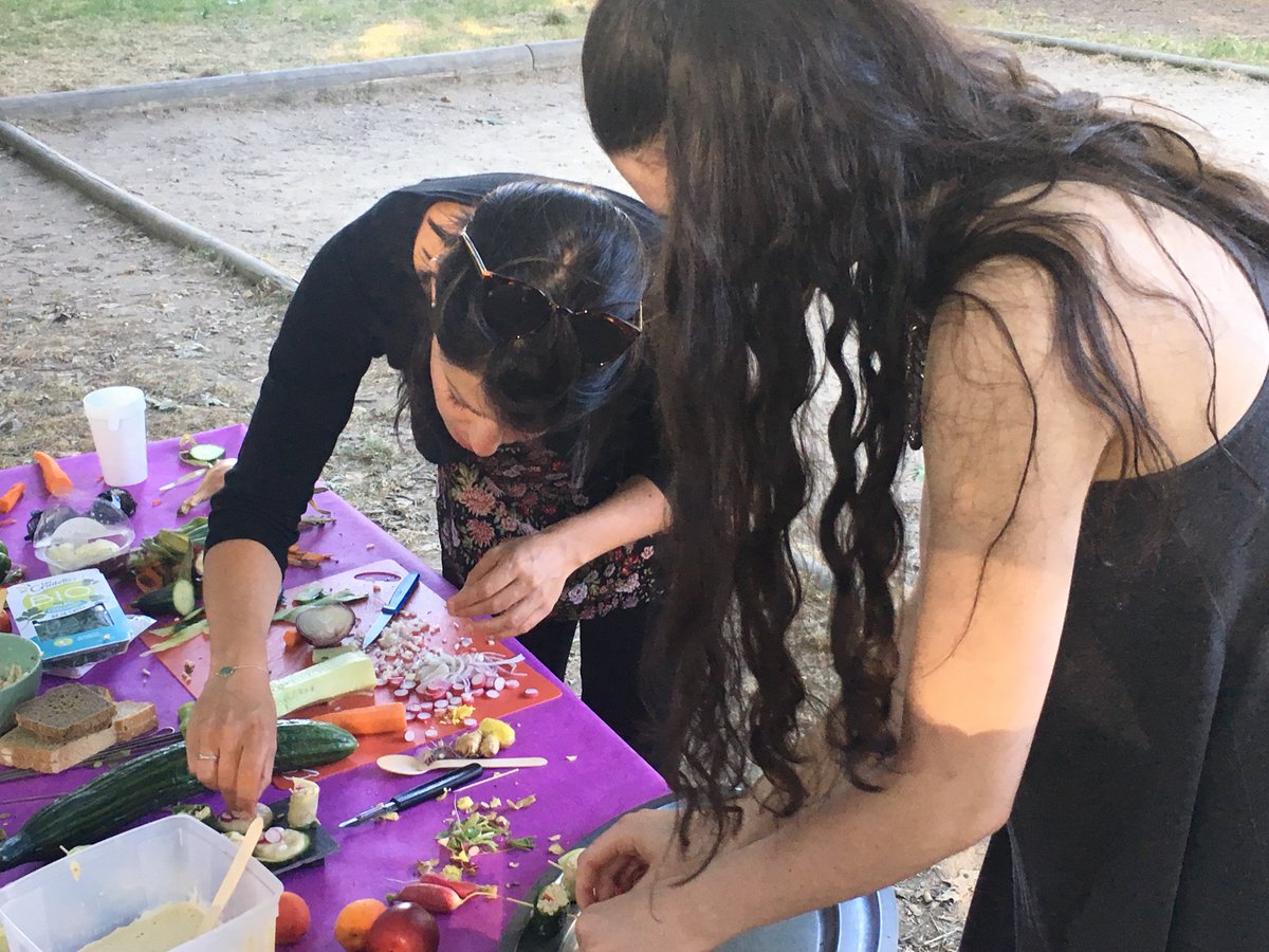 aeannonces's tweet photo. AfterWork sur le thème de "L’alimentation durable". Les équipes de @ScalianGroup #Nantes ont partagé un atelier pour s’amuser à composer, en équipe, un buffet froid #végétarien. Ce moment convivial a été organisé par l'entreprise #LeZesteenPlus #upscalers https://t.co/UrYSzU78Lf