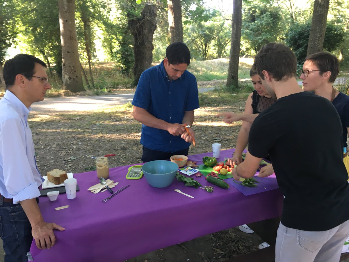 aeannonces's tweet photo. AfterWork sur le thème de "L’alimentation durable". Les équipes de @ScalianGroup #Nantes ont partagé un atelier pour s’amuser à composer, en équipe, un buffet froid #végétarien. Ce moment convivial a été organisé par l'entreprise #LeZesteenPlus #upscalers https://t.co/UrYSzU78Lf