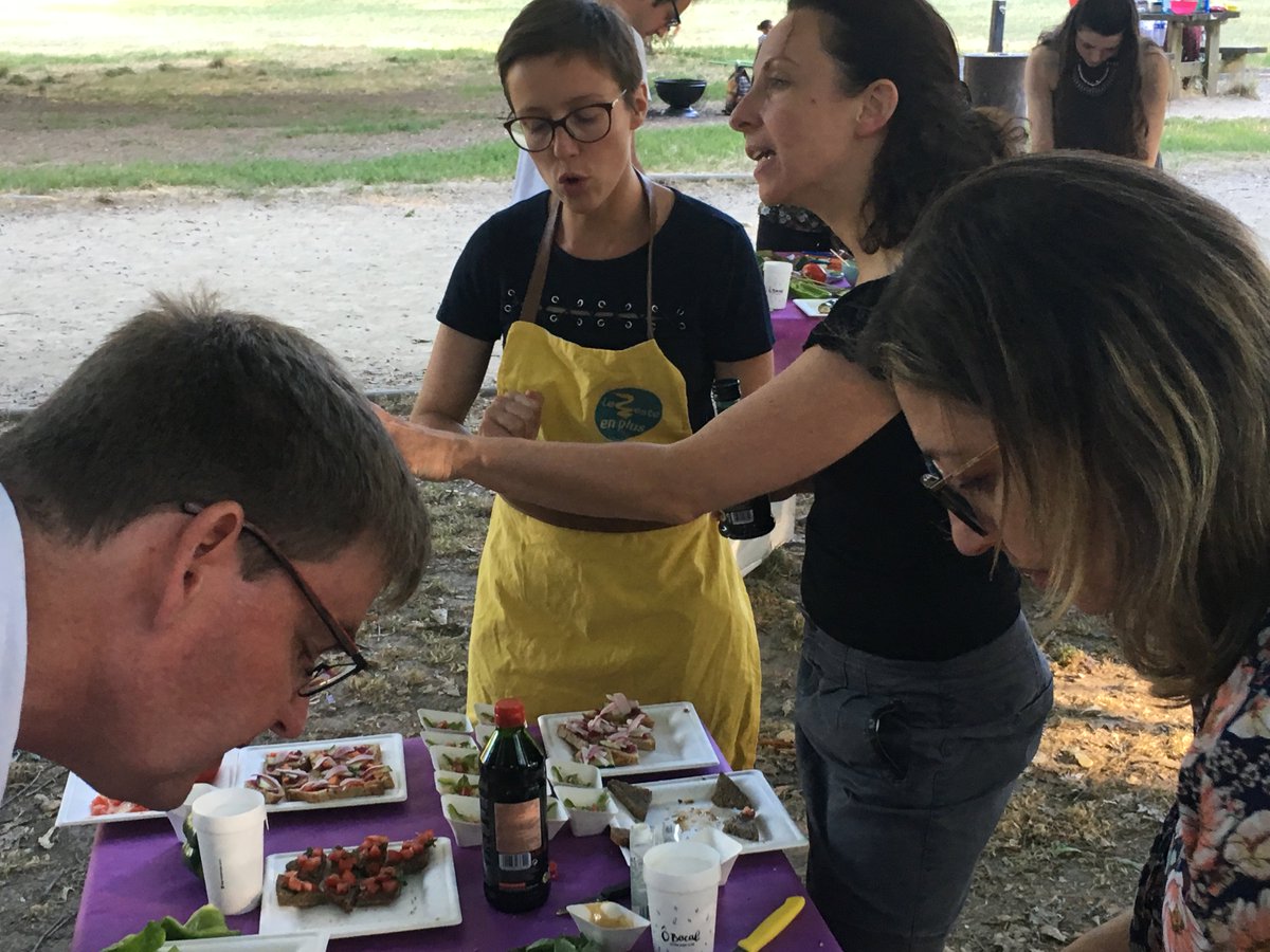 aeannonces's tweet photo. AfterWork sur le thème de "L’alimentation durable". Les équipes de @ScalianGroup #Nantes ont partagé un atelier pour s’amuser à composer, en équipe, un buffet froid #végétarien. Ce moment convivial a été organisé par l'entreprise #LeZesteenPlus #upscalers https://t.co/UrYSzU78Lf
