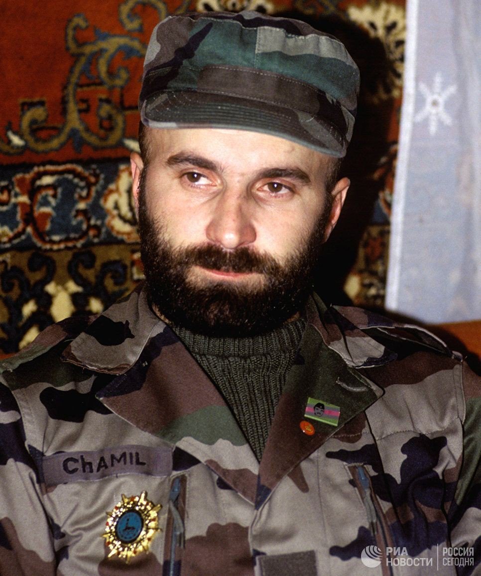 Şamil Basayev, binlerce çocuğun ve gencin kahramanı olarak kaldı ve kalacak. İnsanlar çocuklarına Şamil adını verirken, bu insanın adı unutulur mu?
Çeçenistan'ın büyük savaşçısını şehadetinin yıl dönümünde saygı, minnet ve rahmetle anıyoruz.
#ŞamilBasayev