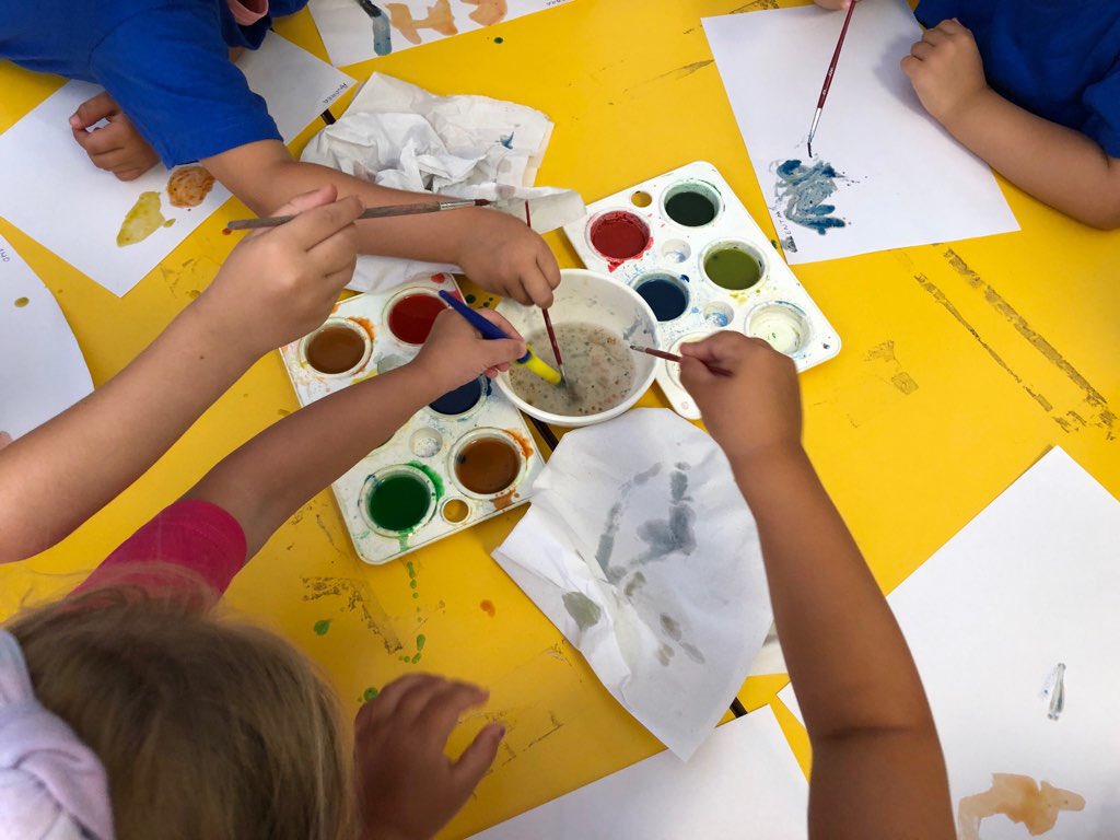 SummerCampHBST's tweet photo. Yesterday some students made their own paint by crushing up chalk and mixing it with oil. #SummerCampHBST #science #art #discovery @HBSTORREJON https://t.co/gonwwTNmuT