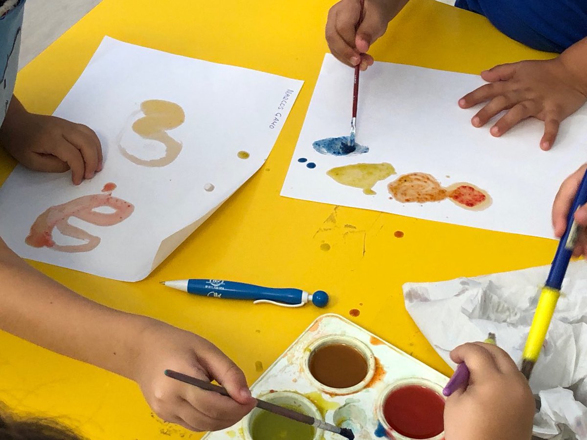 SummerCampHBST's tweet photo. Yesterday some students made their own paint by crushing up chalk and mixing it with oil. #SummerCampHBST #science #art #discovery @HBSTORREJON https://t.co/gonwwTNmuT