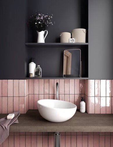 Tojimato's tweet photo. BLACK PINK—
Perhatikan nisbah penggunaan warna hitam : dusty pink. Warna hitam boleh dineutralkan dengan warna putih jika tidak mahu ruang terlalu suram.

TIPS: Tak perlu banyak elemen dusty pink. 
Cukuplah jika hanya satu-dua sahaja seperti tiles dinding dan sinki. https://t.co/c7AgeApd5j