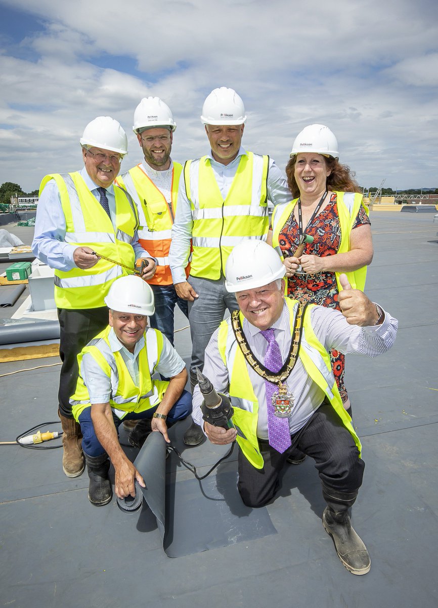 WokinghamBC's tweet photo. The #Bulmershe #Leisure #Centre topping out ceremony took place yesterday! 🏋️‍♀️🤽‍♀️🤾‍♂️🏊‍♂️

The #development is progressing well and we can't wait for it to be completed! ⛓⚒🏗 Who else is excited? 😁🙋‍♀️

For full story &amp; photos, click below:
👇👇👇
https://t.co/2jZaDpdH6H

#Wokingham https://t.co/2wijtcuCo8