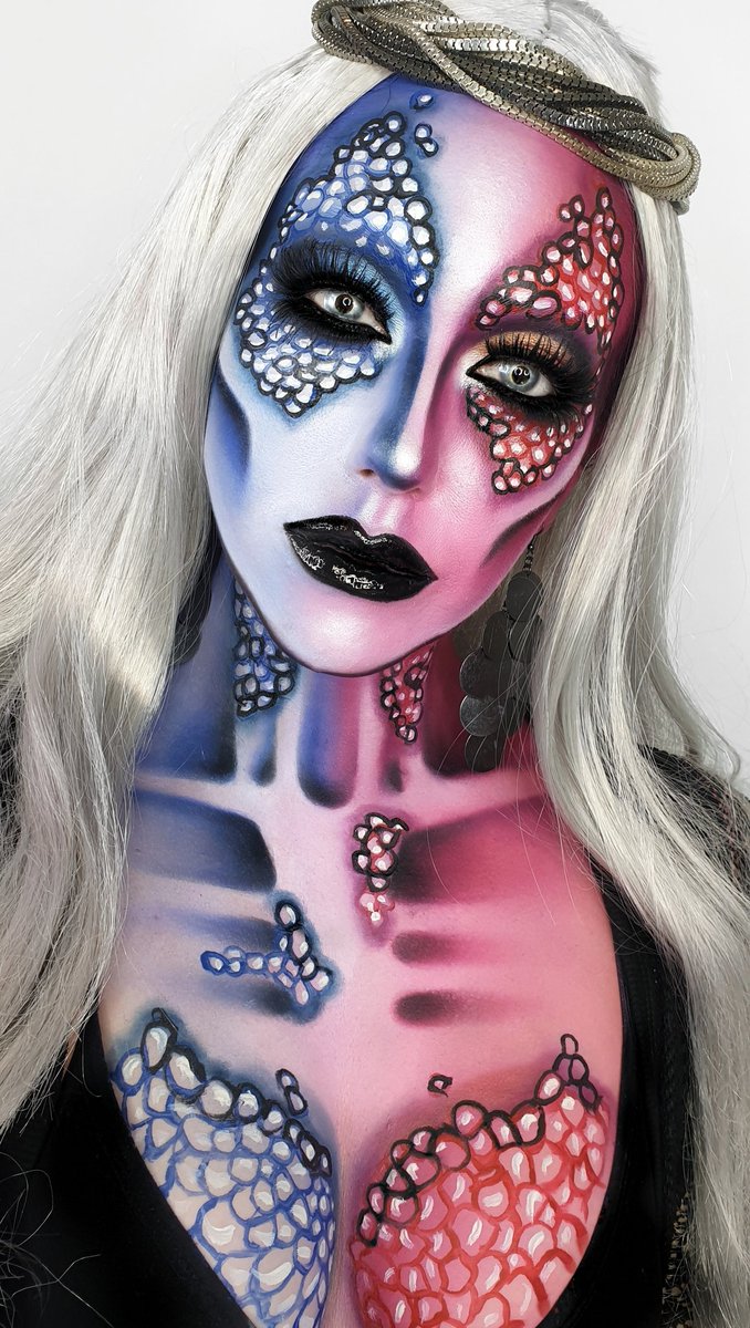 Courtney310389's tweet image. Dragon Princess.

When @jeffreestarcosmetics palettes Blood Sugar and Blue Blood collide!! Stoked with the blends but not 100% sold on this one!! What you guys think??
Other products;
@mehronmakeup cream blend sticks in white, red and blue, paradise palette in basic