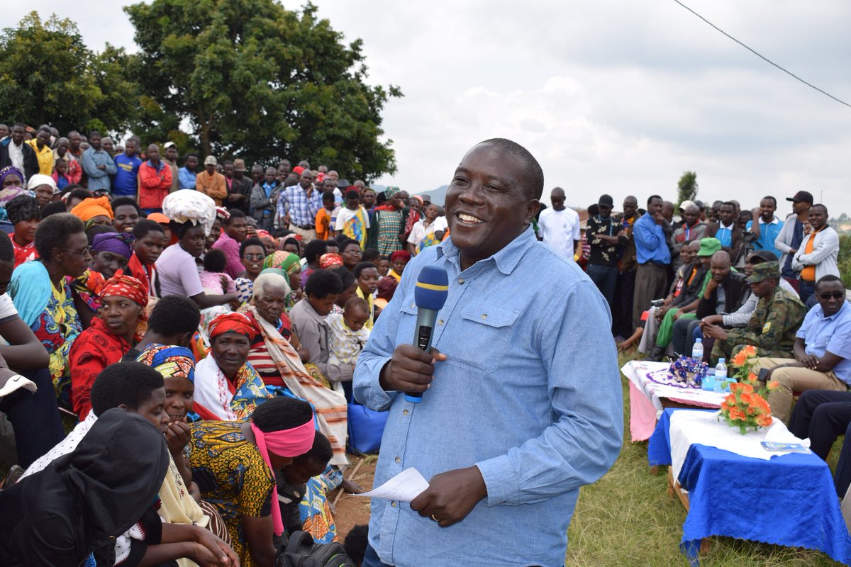 RwandaNorth's tweet photo. Guverineri @gatjmv arasaba aba baturage kubaka umuryango mwiza, urangwa n'ubufatanye bw'umugabo n'umugore, bagamije iterambere ryawo. Aragira kandi inama abagabo, aho abahamagarira gukunda abagore babo kugira ngo bazagire amasaziro meza https://t.co/6Gd8FQ8UdX