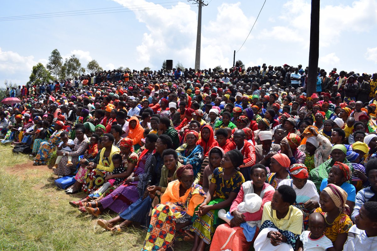 RwandaNorth's tweet photo. Guverineri @gatjmv arasaba aba baturage kubaka umuryango mwiza, urangwa n'ubufatanye bw'umugabo n'umugore, bagamije iterambere ryawo. Aragira kandi inama abagabo, aho abahamagarira gukunda abagore babo kugira ngo bazagire amasaziro meza https://t.co/6Gd8FQ8UdX