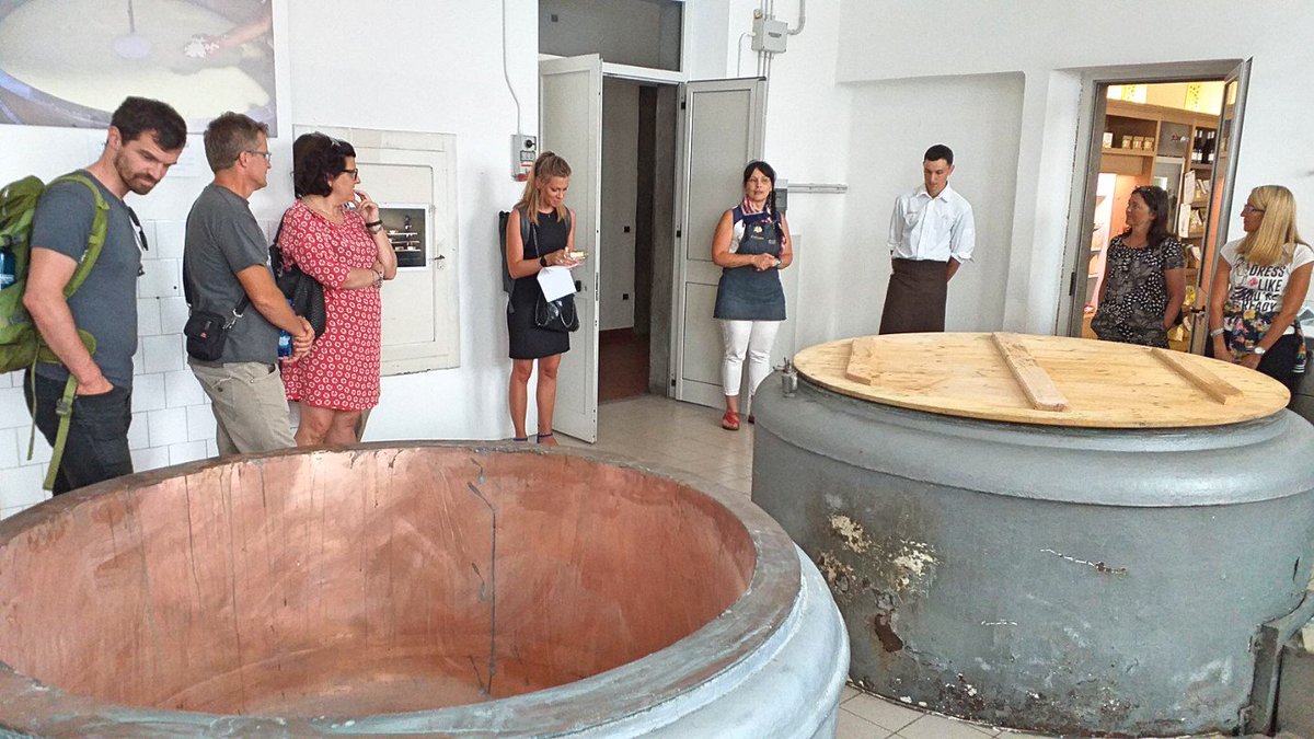 Visita del gruppo internazionale del progetto Sentinel alla prima sede, del 1930, della latteria coop di #Tolmezzo . A turno i soci lavoravano il latte, conferito due volte al giorno. Dal 2010 nuovo caseificio a Sutrio, con 100 soci. <a href="/Federcoop_World/">Federcoop World</a> <a href="/CEI_Secretariat/">CEI</a>