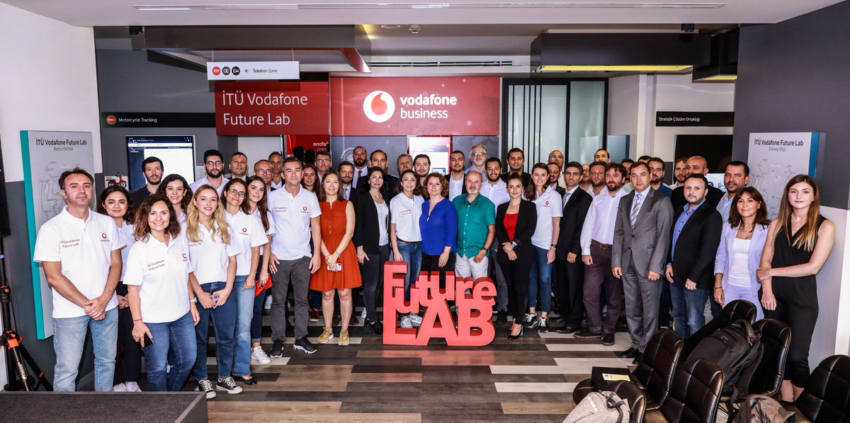 Unisign, Vodafone Digital Dönüşüm Projesinin bir parçası olarak Future Lab'ta yerini aldı! Genel müdürümüz Özgür Çelebi şirketimiz adına takdim edilen plaketi alarak tüm ekibi gururlandırdı. Nice başarılara! #unisign #digitalsignage #vodafonefuturelab #vodafonebusiness