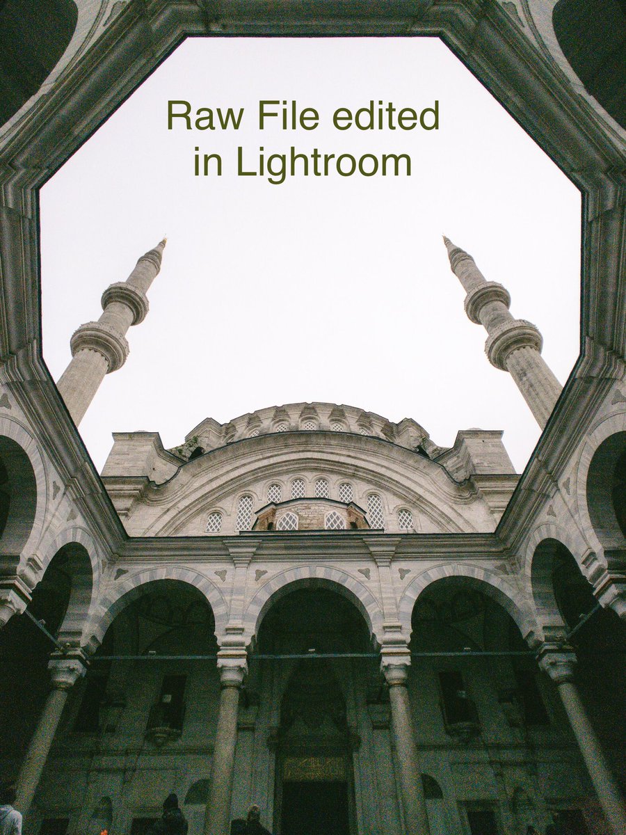 iPhone (Camera App vs Lightroom)تحت وضعت مقارنة بسيطة لصورة مسجد في اسطنبول، من النظرة الأولى صورة الأيفون بتكون هي الأجمل لأنه Image Processing من أبل مستواه عالي جداً، ولكن كمصور أحب تكون عندي القدرة على التعديل أو الحفاظ على بعض التفاصيل فذ الظلال إلي الكاميرا ممكن تمحيها
