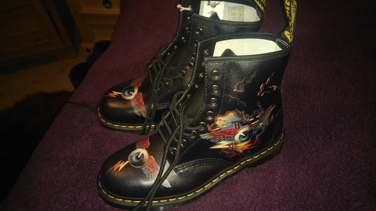 SENDELICAPETE's tweet photo. PETE'S NEW RICK GRIFFIN 'FLYING EYE' BOOTS :) :)
MANY THANKS TO SAL <3 https://t.co/NQ8QJUbW0t