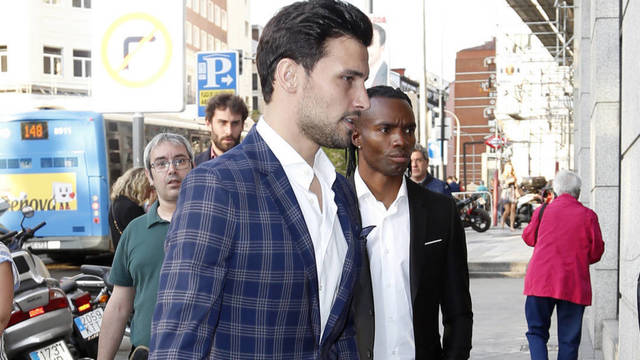 La presentadora de Cuatro se deja ver en público con el futbolista de Josep Pedrerol #puestadelargo #loveisinthehair #Diosloscría #parejasdefamosos  📺💕 bit.ly/2JqPHmv