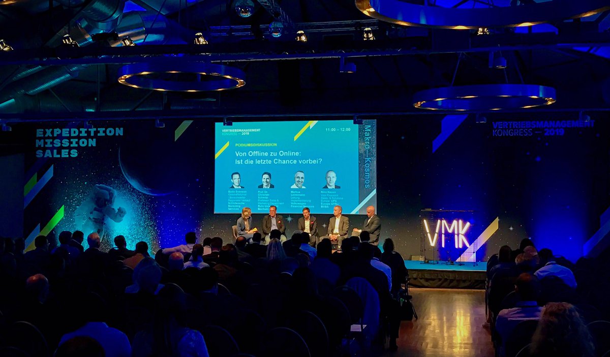 VertriebVerband's tweet photo. Crewmitglieder Bodo Svenson, Prof. Dr. Christian Schmitz, Markus Leinemann und Nico Nauen stellen sich der Frage „Von Offline zu Online: Ist die letzte Chance vorbei?“ in ihrer Podiumsdiskussion-Expedition! #VMK2019 #MISSIONSALES #DieVertriebsmanager https://t.co/hvlH6353Mc