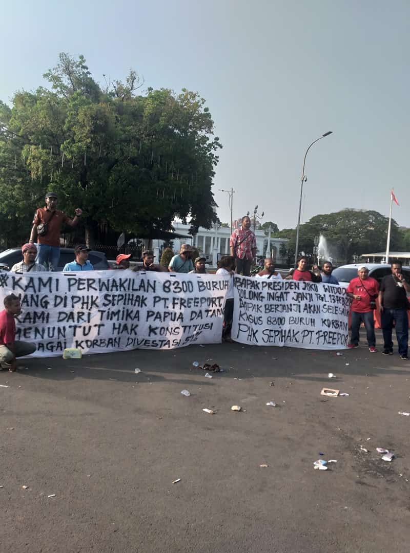 Pak Presiden <a href="/jokowi/">Joko Widodo</a> sdh 5 bln kami #Korbanphksepihakfreport menunggun janji bpk.. sampai kpn bpk terus berdiam diri utk kami anak papua..?
<a href="/GeneralMoeldoko/">Moeldoko</a> 
<a href="/hanifdhakiri/">MHD</a> 
@dedeyusuf_1 
<a href="/ILOPubs/">ILO Publications</a> 
<a href="/ilo/">International Labour Organization</a> 
#ilo100 
#BuruhIndonesia
#Buruhpapua
<a href="/BuruhPapua/">Koalisi Rakyat Pekerja Buruh Papua</a> 
<a href="/requisitoire/">REQnews Official</a>