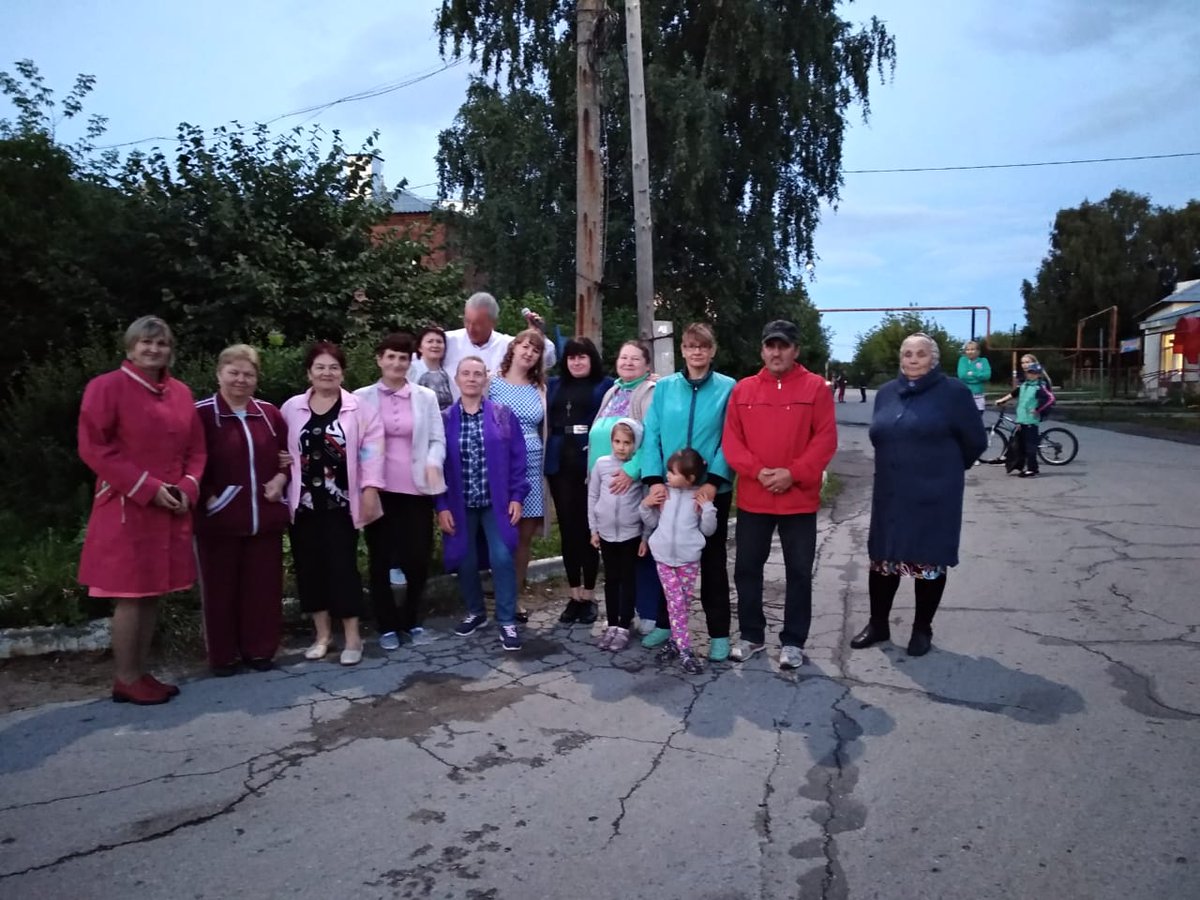 9 июля на привокзальной площади станции Скуратово прошел концерт "Погода в доме" в рамках проекта "Клубный марафон". В мероприятии приняло участие 80 человек. Жители с удовольствием танцевали и пели любимые песни. Уходили со словами благодарности.