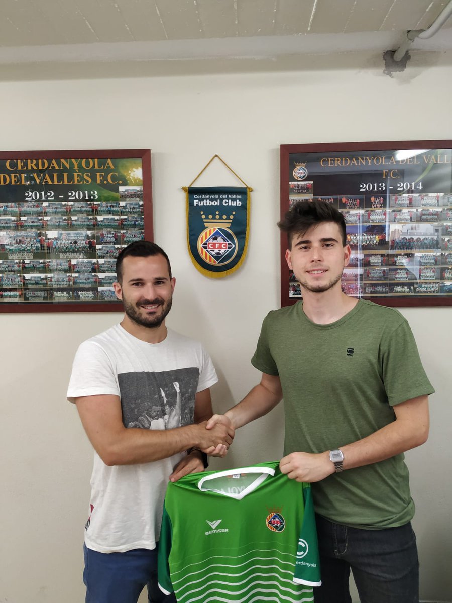 CERDANYOLAFC's tweet image. #FUTSAL | Biel Fernández arriba al @FsCerdanyolaFc provinent del Juvenil Nacional del @FsRipollet. El porter cerdanyolenc de 19 anys defensarà la porteria verda juntament amb Fran y Pol. 🥅

Benvingut Biel! 💪⚽

💚 #Cerdanyola #2aB #somhiverds #festesoci
