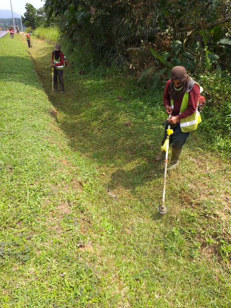 teto_eng_sb's tweet photo. Kerja-kerja pemotongan rumput di lauan J232 Jalan Inas, Kulai @JKRKulai1
Pengguna jalan raya disarankan berhati-hati ketika memandu
#tetocare #tetoengineering https://t.co/ahf1okAilw