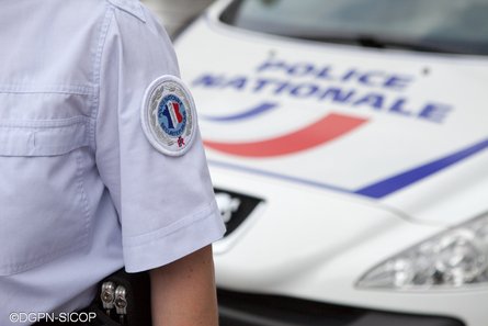 PoliceNat57's tweet image. @UtilesAuxAutres. Il est policier, pompier volontaire et #PremierRépondant. Il reçoit une alerte @afprappli pour un arrêt cardiaque à #Metz. Avec ses collègues il va sur place et procède aux 1ers gestes de réanimation. Les pompiers prennent le relai. La personne a été réanimée.