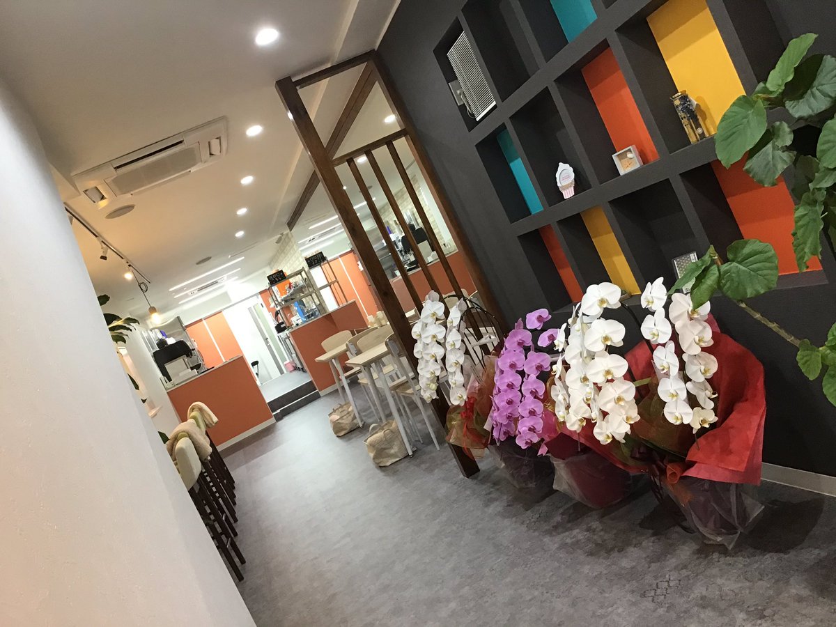 CafeGalva's tweet photo. お店の一階はお会計場所、テーブル席、カウンターがあってお一人様からでも入りやすい感じになっているので���つでも気軽に御来店ください❣️😆✨ https://t.co/Y9XpKNyX0A