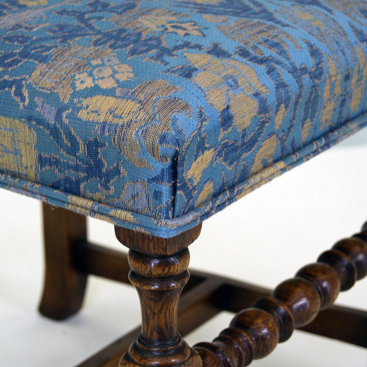 Gainsweaving's tweet photo. Close up of a speical colour way of design 376, Hoopoe, part of the Grand Masters Collection featured here as upholstery on this tasteful chair by Tudor Oak.
@TudorOak 
#Gainsboroughweaving https://t.co/szxkw5UyXi