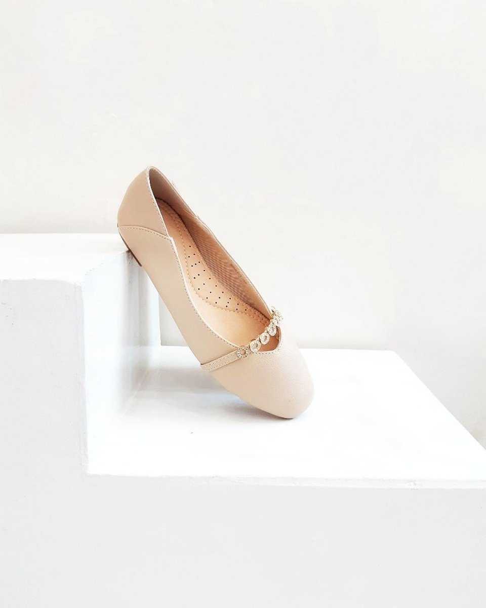 comfitshoe's tweet image. If you don't believe in love at first sight, here's a photo of #TheNaples flats to change your mind 💕 

See more at instagram.com/comfitshoe