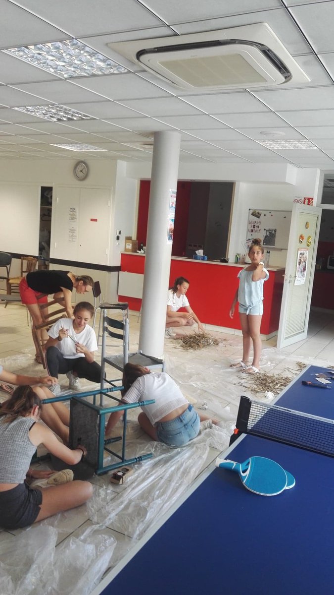 animstjean's tweet photo. Atelier bricolage à l'Espace Jeunesse avec les jeunes qui fabriquent des meubles en palettes et qui transforment de vieilles chaises en jardinerie ! #jejardinemacommune https://t.co/rOFEaQJLfe