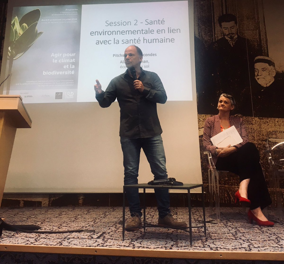 AudreyPulvar's tweet image. Brillante démonstration de l’écologue Alain Brauman sur l’état de nos sols et le peu de ressources à notre disposition, à l’échelle mondiale. D’où la nécessité de les protéger et de sauvegarder la biodiversité. @ird_fr @CFFondations @African_Pattern #Annecy #Colloque #Durabilite