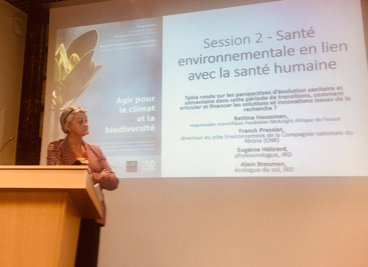 AudreyPulvar's tweet image. Brillante démonstration de l’écologue Alain Brauman sur l’état de nos sols et le peu de ressources à notre disposition, à l’échelle mondiale. D’où la nécessité de les protéger et de sauvegarder la biodiversité. @ird_fr @CFFondations @African_Pattern #Annecy #Colloque #Durabilite