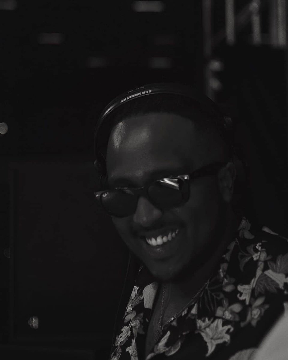 EntFactoryKGL's tweet photo. The #PineappleUndertones man himself, @feelgoodkru.
📸: @stella_matutina .

#SOS19 #VisitRwanda #HeinekenRw #EntertainmentFactoryKGL  #malembelifestyle #KigaliMarriott @ Kigali, Rwanda https://t.co/IhjubudGd7 https://t.co/X1V9H75bK2