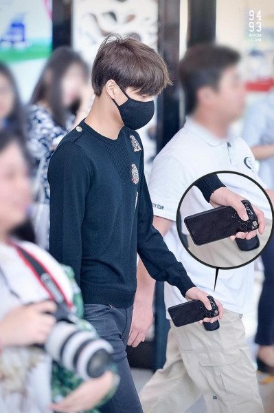 -150720 Beijing Airport and Gimpo Airport. Jongin is caught again with the broken cell phone screen. #MGMAVOTE  #EXO  @weareoneEXO