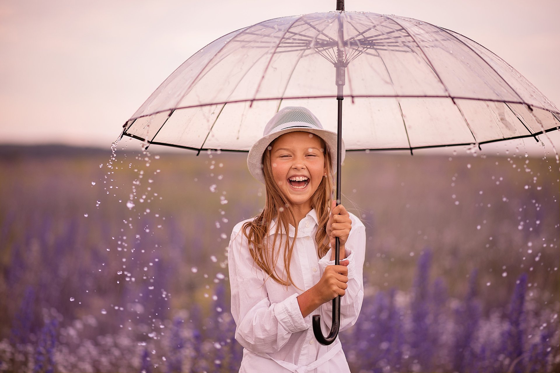 Песня ненастье счастье. Девушка под зонтиком. Девушка с зонтом летом. Девочка под зонтиком. Фотосессия с зонтиком.