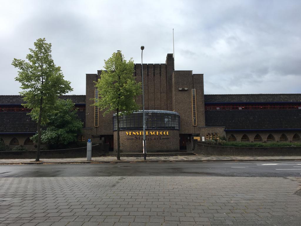 destarter's tweet photo. In de laatste schoolweek hebben de groepen 7 nog een historische les en rondleiding gekregen van mensen van de Groninger Archieven. Zo leerden ze over ons eigen prachtige gebouw en over de geschiedenis van de buurt.
#geschiedenis #dalton #cultuuronderwijs #erfgoed #samen https://t.co/vMHHpwnhql