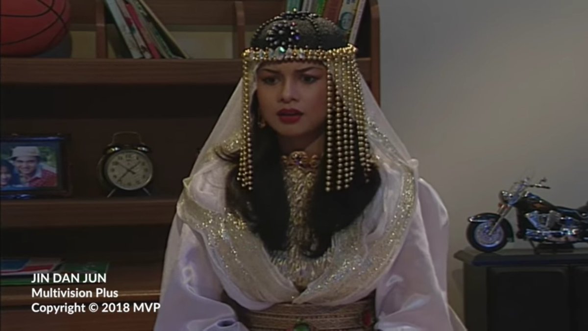 Jihan Fahira berperan sebagai Sarah