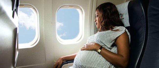 Si vous voyagez en avion, quelle que soit la durée, portez des bas (et non des collants) de contention. #lesmaternelles #Les_Maternelles