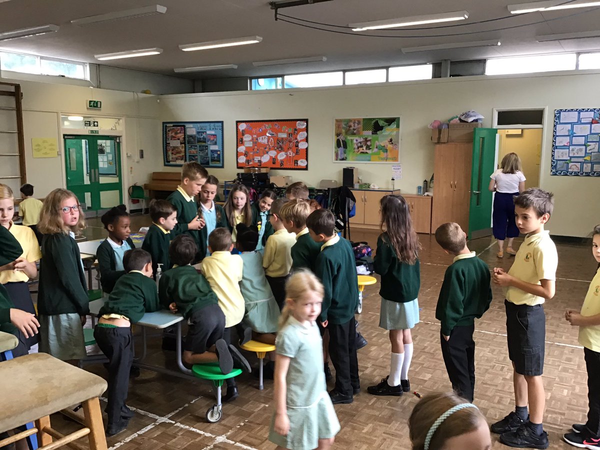 BrightsideSch's tweet photo. Form an orderly queue if you want to see the chicks! How very British you all are, Beeakfast Club! #whenthechicksvisit #iminthequeue https://t.co/saQueHs3Uz