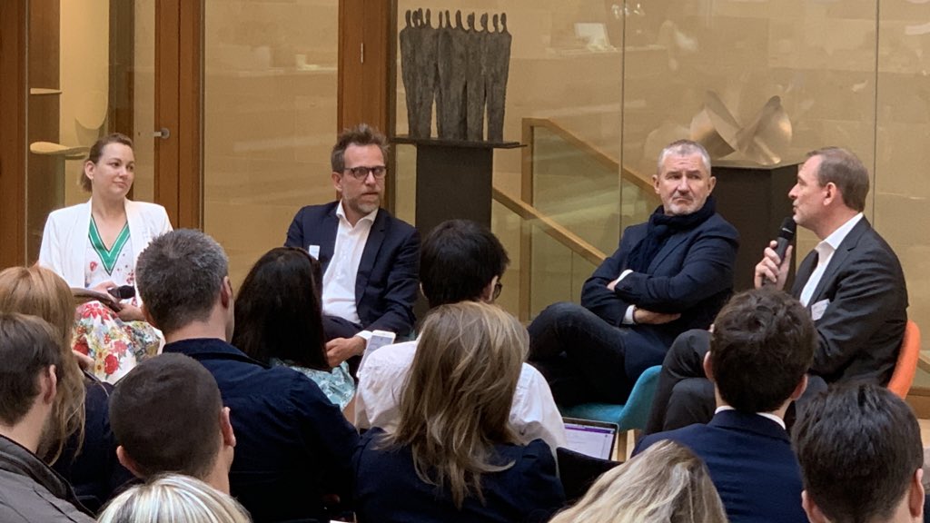 Thierry_Moussu's tweet photo. #AssistantsVocaux @snips : Les fonctions endogènes à un véhicule (climatisation, vitres, éclairage...) n’ont pas besoin d’Amazon ou de Google pour être pilotable à la voix. On peut imaginer un assistant vocal primaire en local, qui débraye vers un assistant connecté si besoin. https://t.co/wFNISx17Dl
