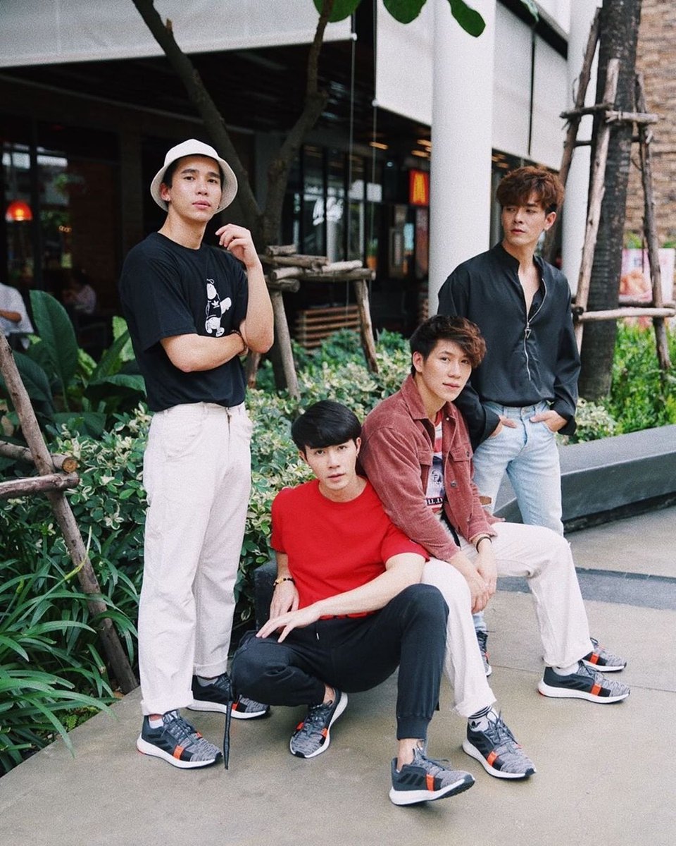 DomundiFamilyPH's tweet photo. [🏃‍♂️ #DomundiTV x #SENSEBOOST  👟  ]

👥  @ccppanich| @mmaxmaxxx
@MDomundi | @poppylhh
 
#captainC  #mmaxmax
#poppylhh #mark_sorntast 
@DomundiTV 

#adidasthailand  #adidasRunning https://t.co/hn1DB8o8UV